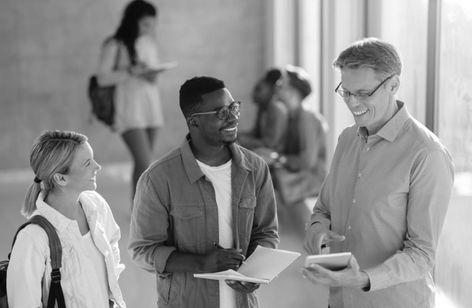 Espace de travail organisé avec documents et ordinateur portable
