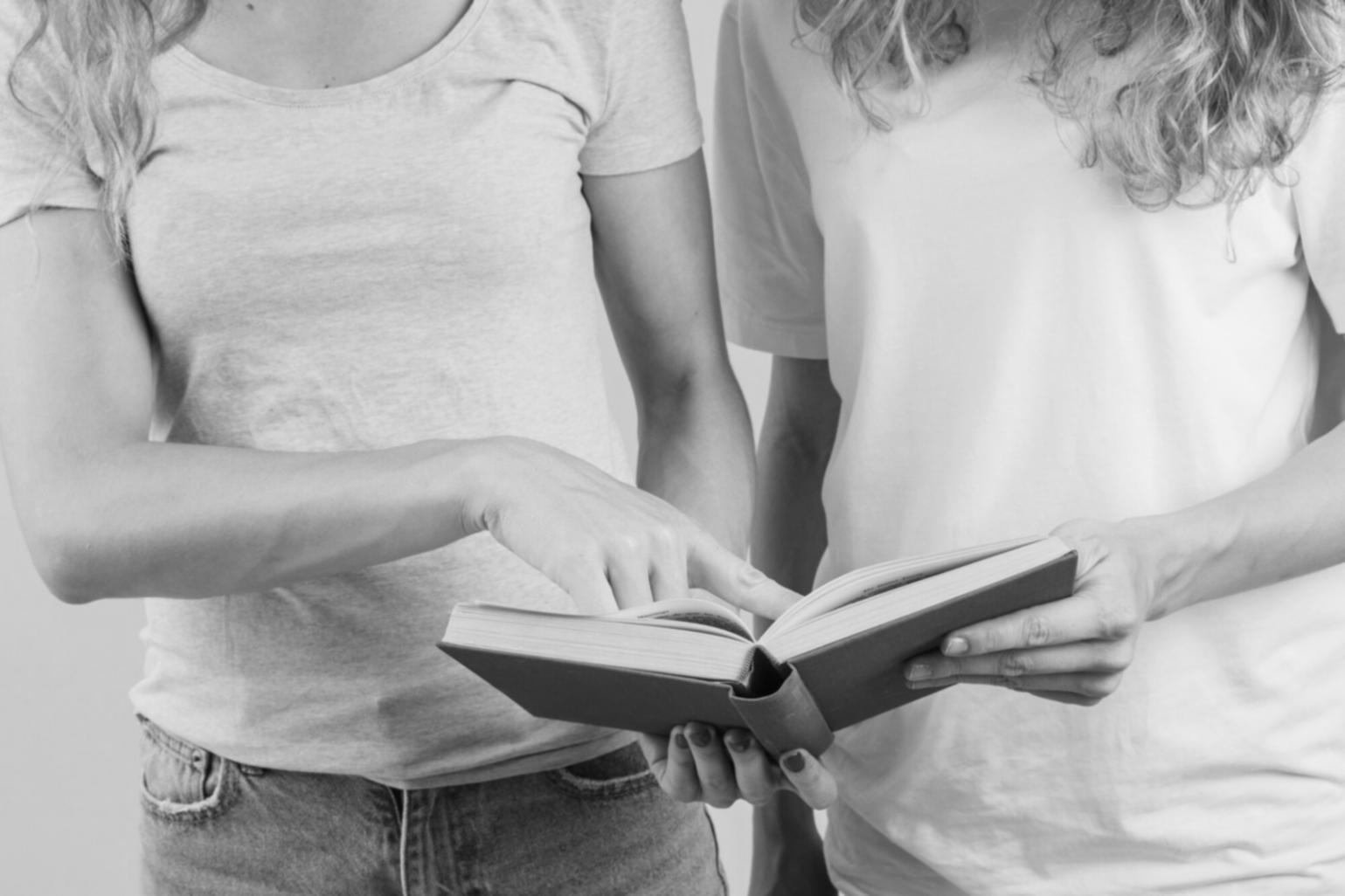 Documents financiers organisés et classés méthodiquement sur un bureau